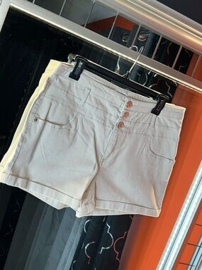 Celebrity Pink High-Waisted Triple Button Cuffed Shorts 🥂